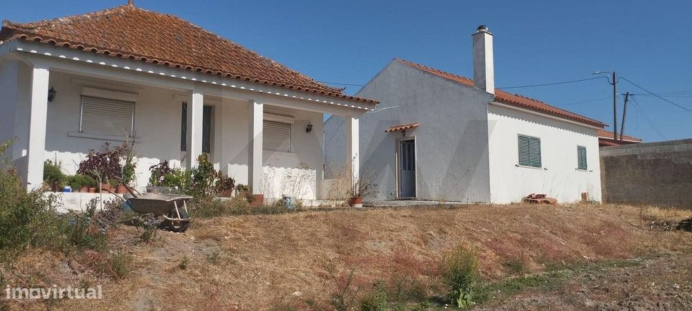 Casa térrea em Terreno Urbano de 1.016 m2 . Vende-se em Rio Maior