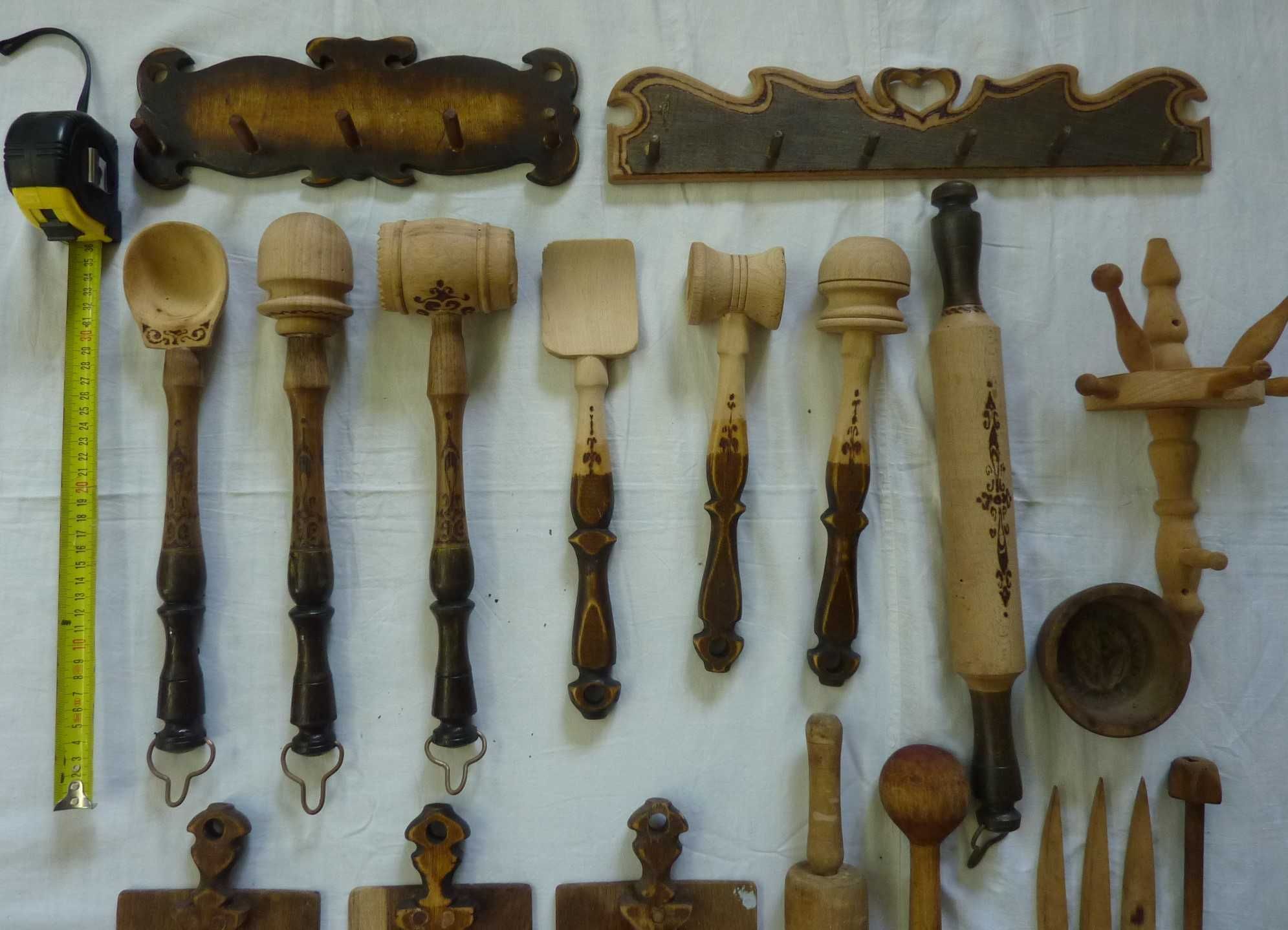 Ludowe, dekoracyjne drewniane narzędzia kuchenne i wieszaki