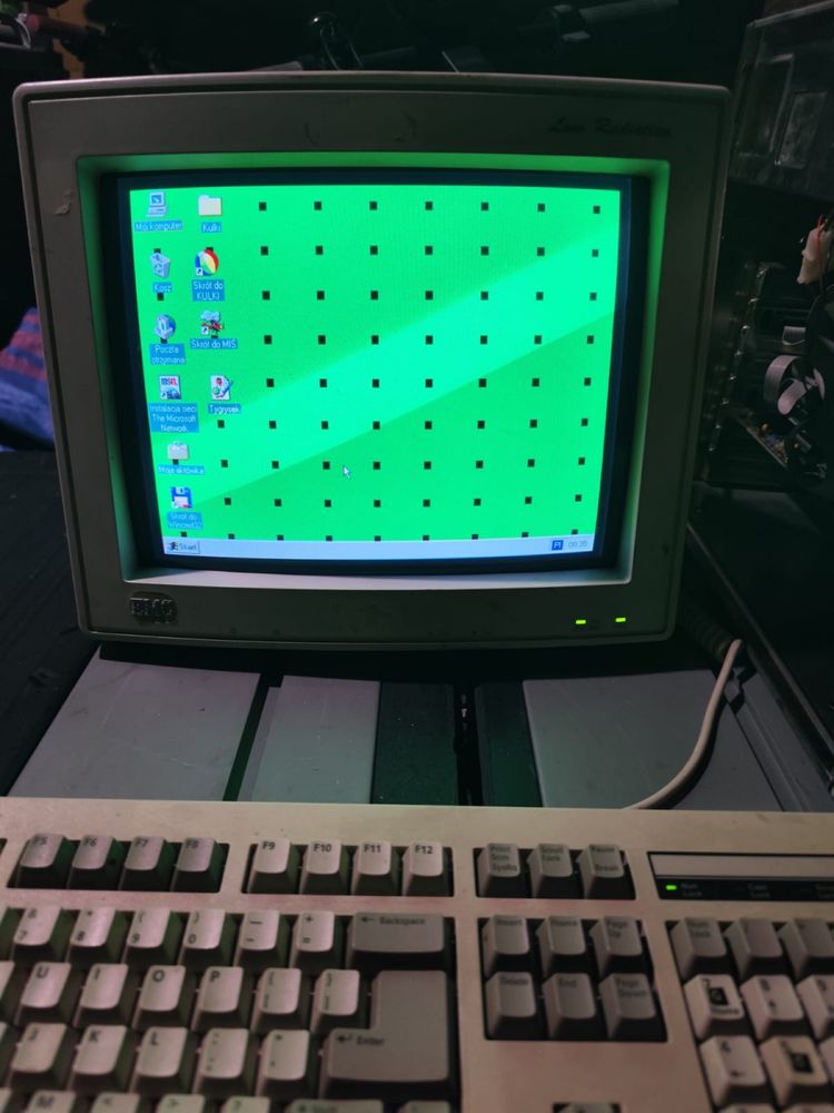 Stary komputer, monitor i klawiatura z lat 90