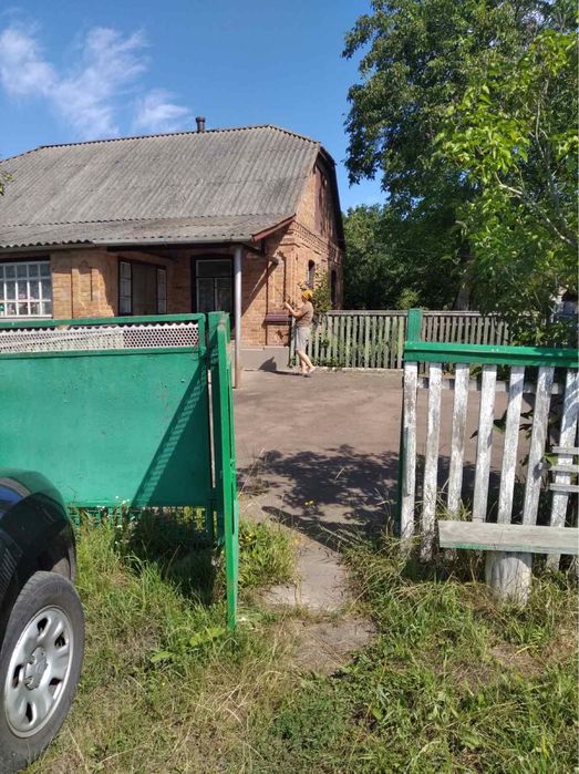 Будинок з садком та ділянкою