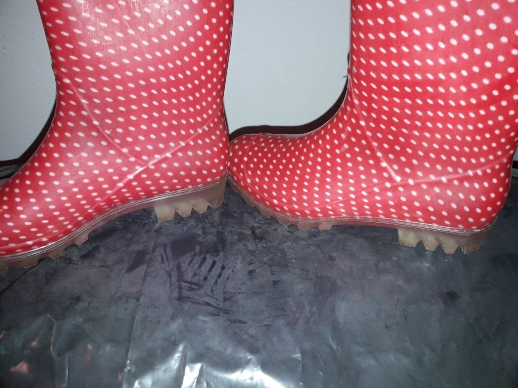 Botas de borracha para chuva azuis e vermelhas