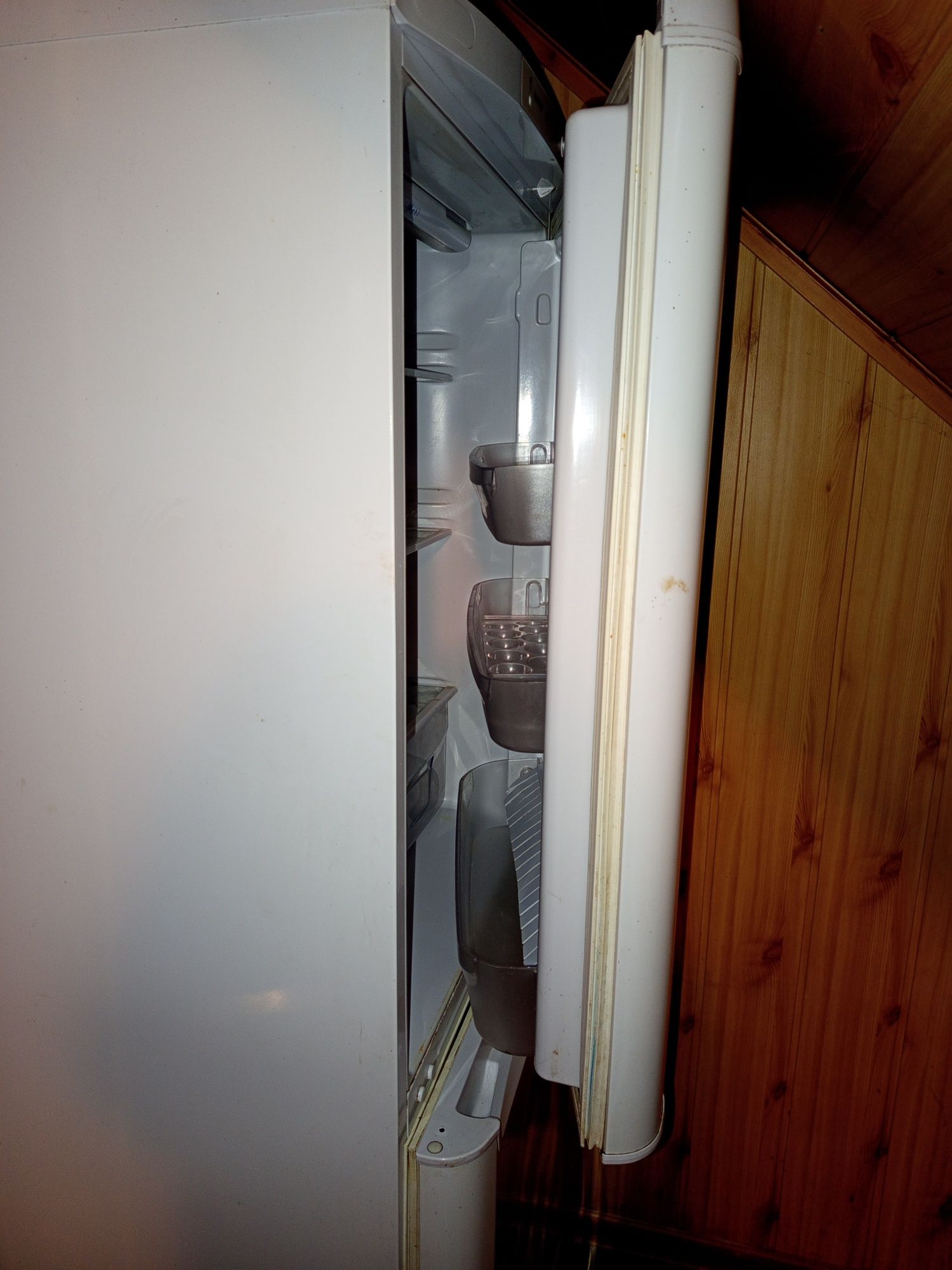 Холодильник Indesit робочий