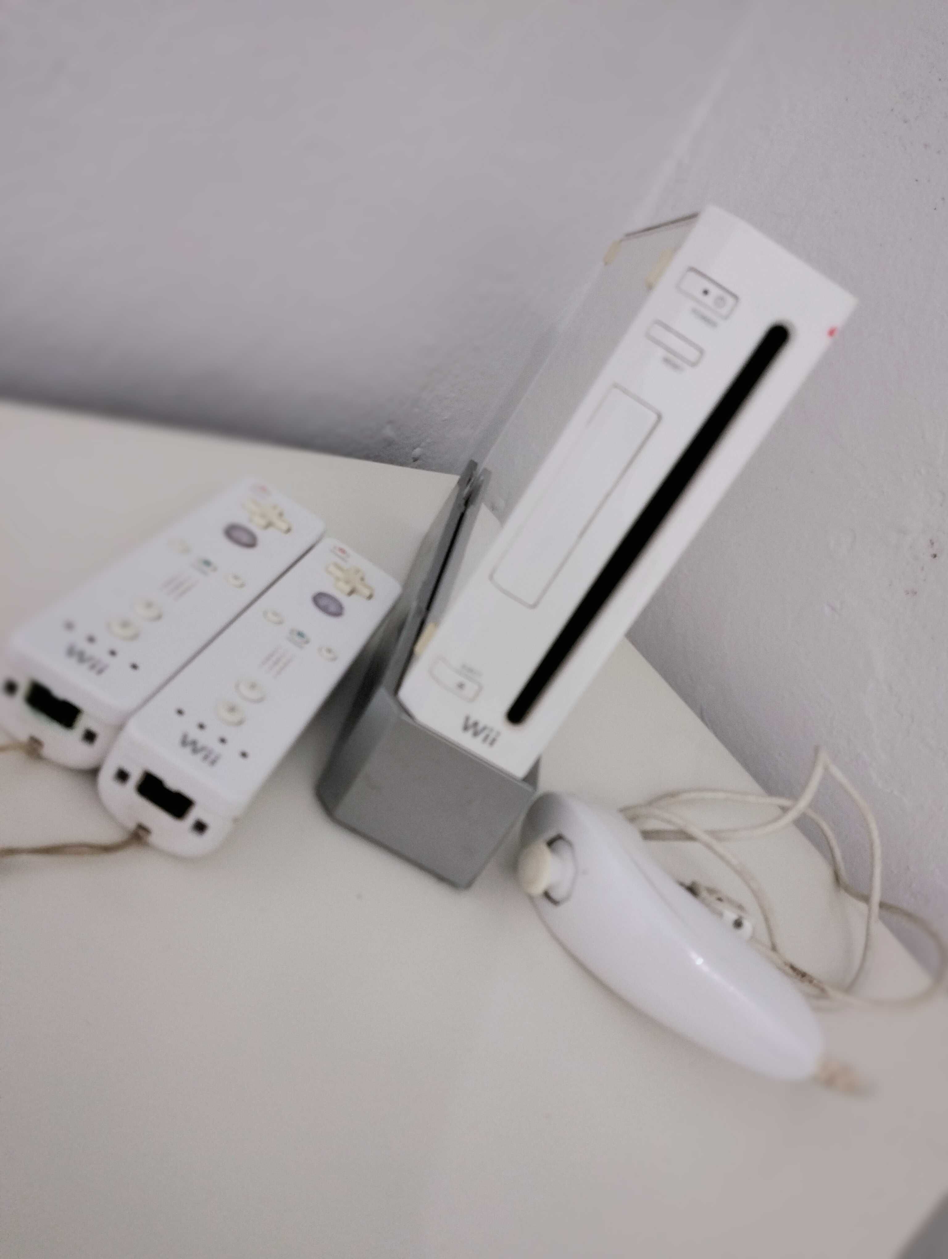 Nintendo Wii + 2 Comandos e Nunchuck