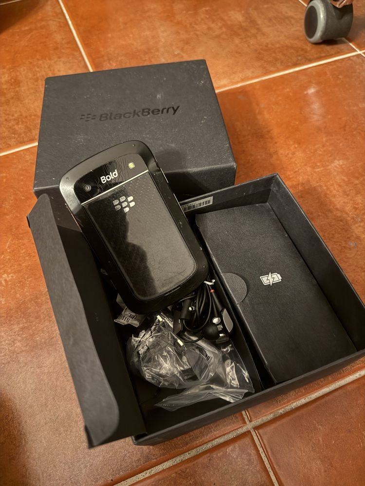Blackberry 9900 Bold , com problema no micro, falha. Reparavel, caixa.