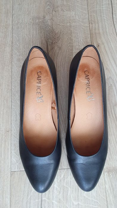 Czółenka skórzane czarne Caprice 38