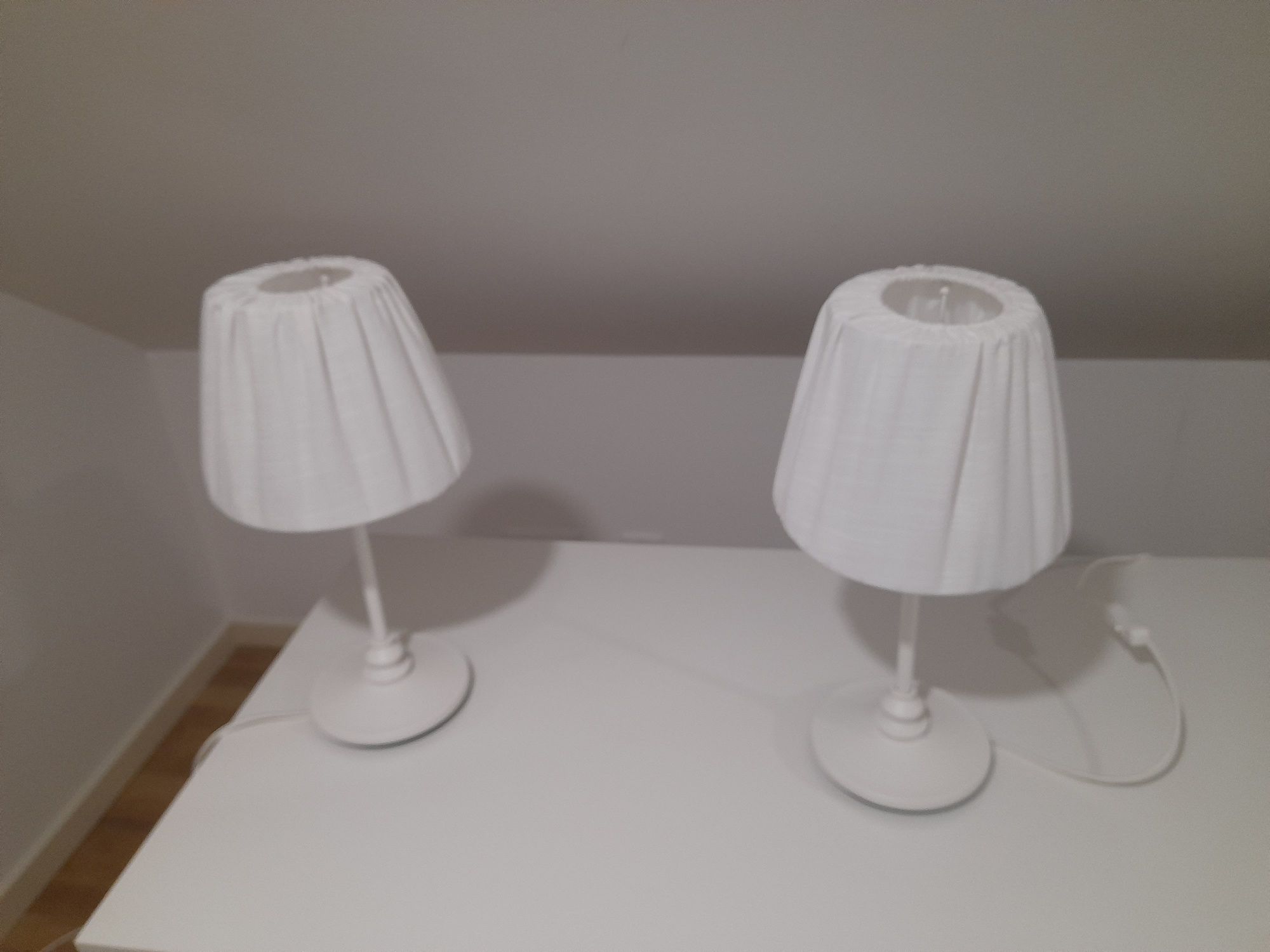 2 Candeeiros Brancos – 10€ Cada | Em ótimo estado!