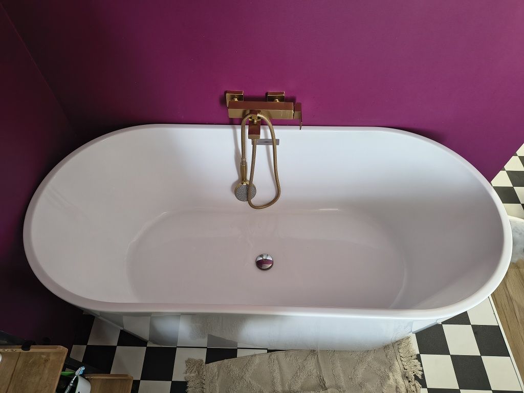 Wanna wolnostojąca wraz z baterią i słuchawką, około 160cm na 75cm