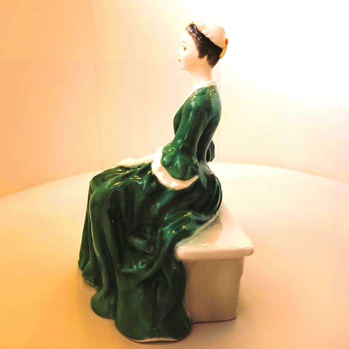 **DAMA w zielonej sukni na ławce Royal Doulton 1959+