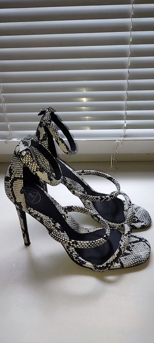 Босоножки змеиный принт