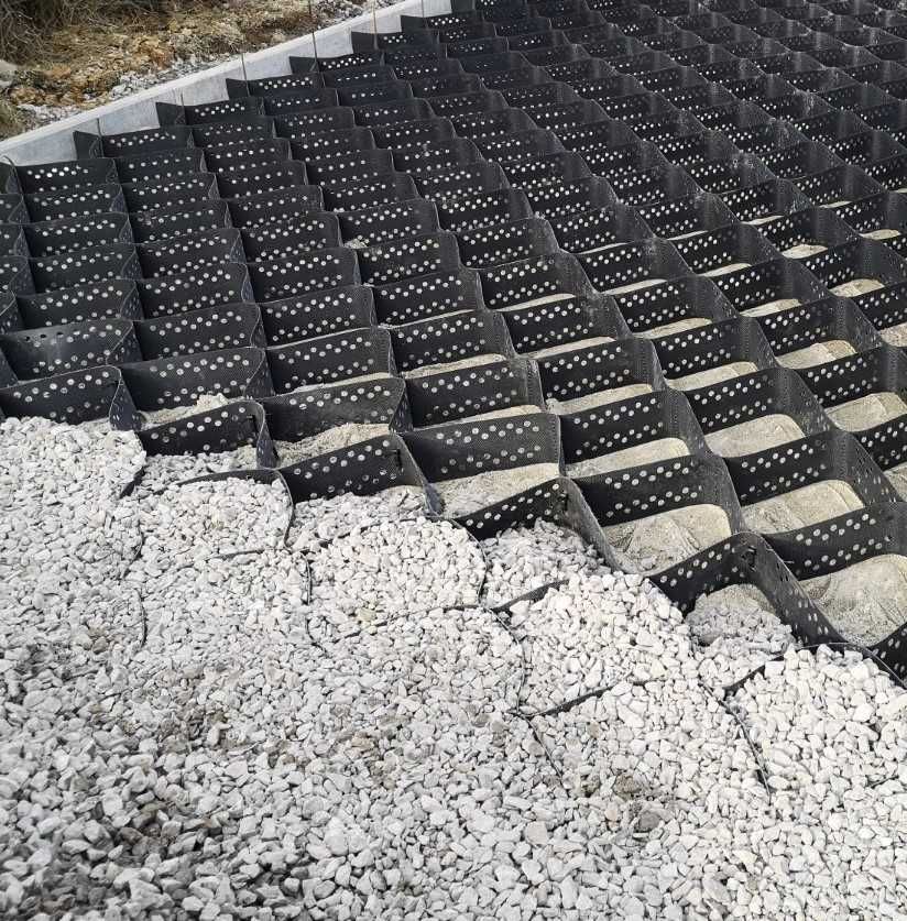 Geowłókniny na dachy, drogowe, parkingidrenaż, geosiatki, geokraty,