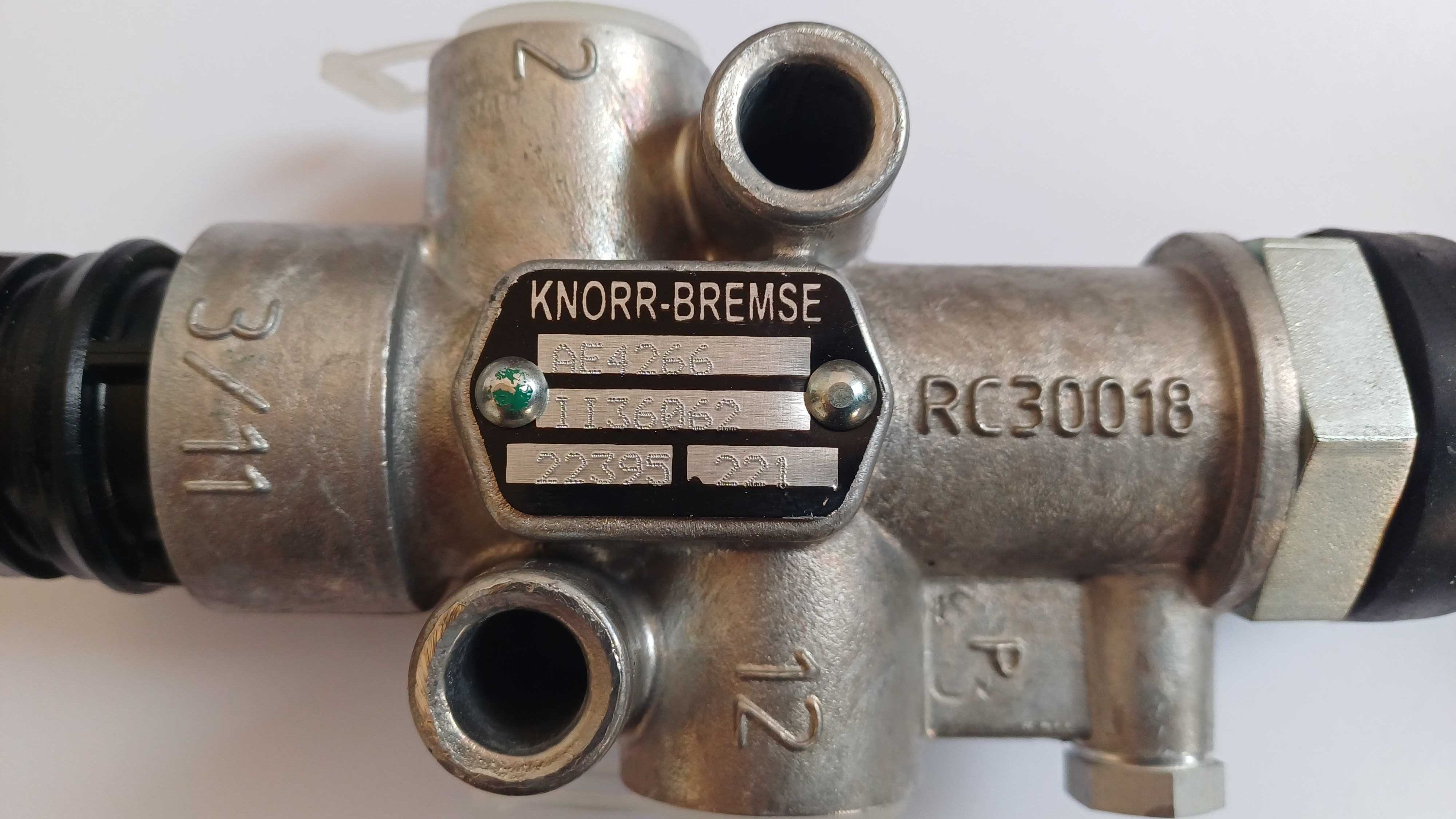 Клапан гальмівний причепа АЕ4266 Knorr-Bremse.