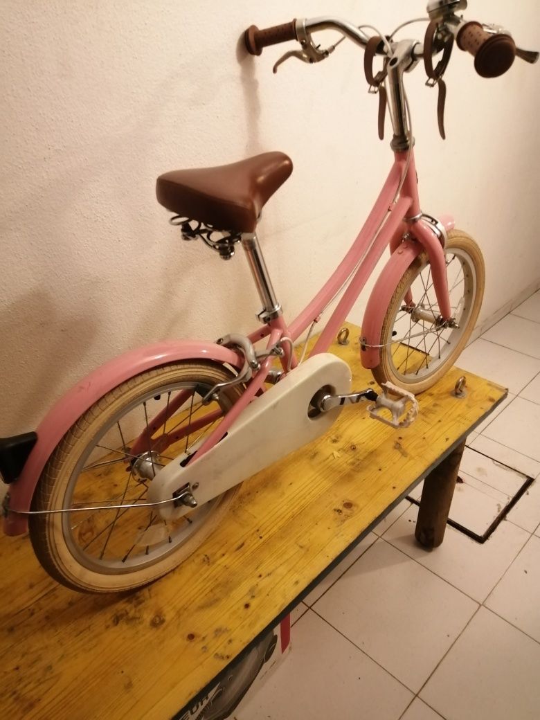Bicicleta de menina muito bonita em bom estado de funcionamento