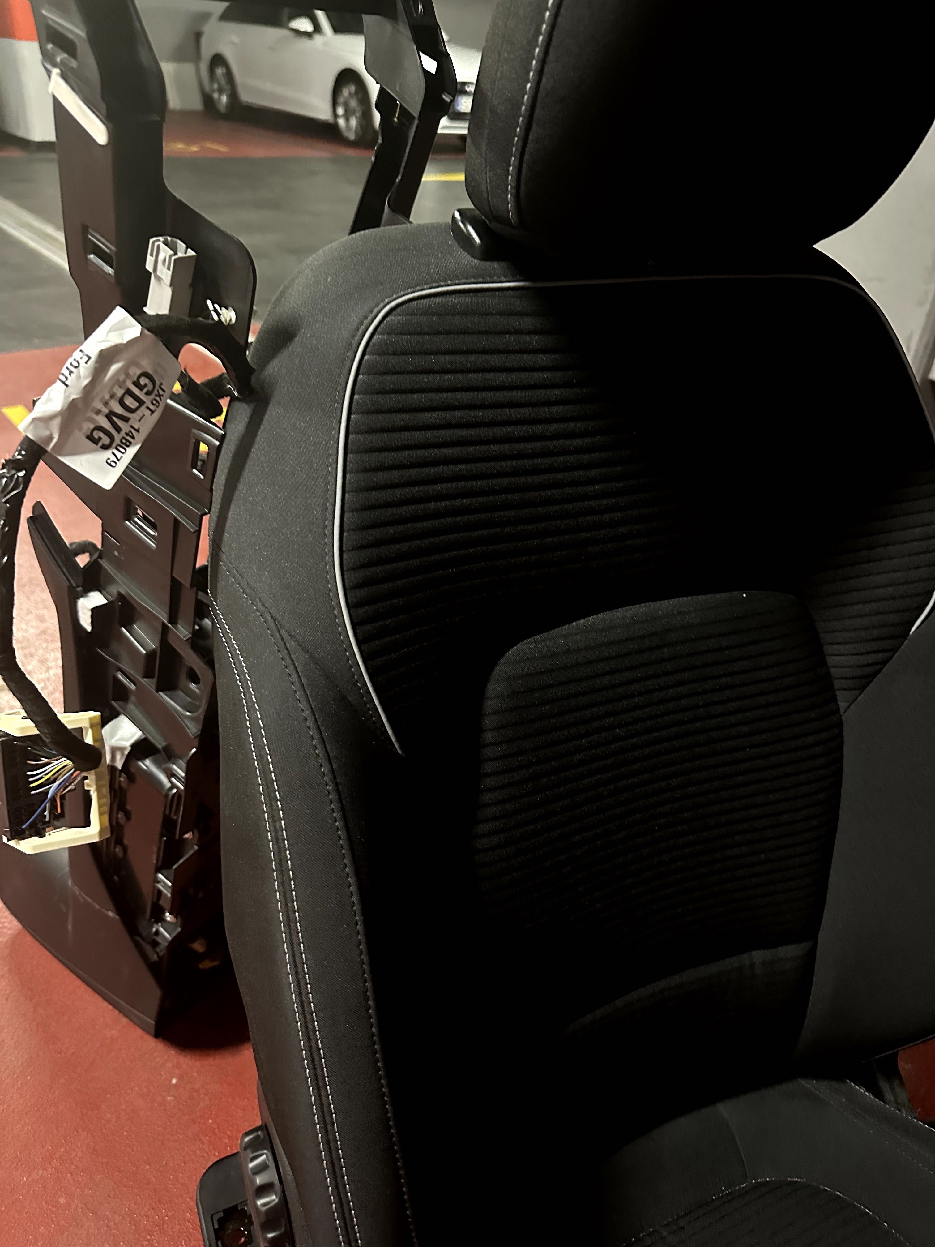 Fotele siedzenia boczki ford focus MK4 w idealnym stane.