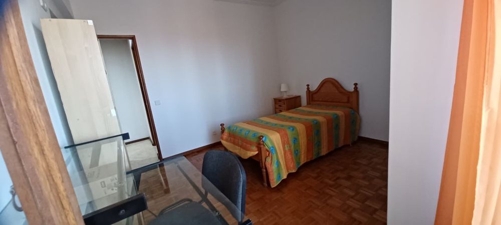Quarto para alugar a estudante (Agua e luz incluido)