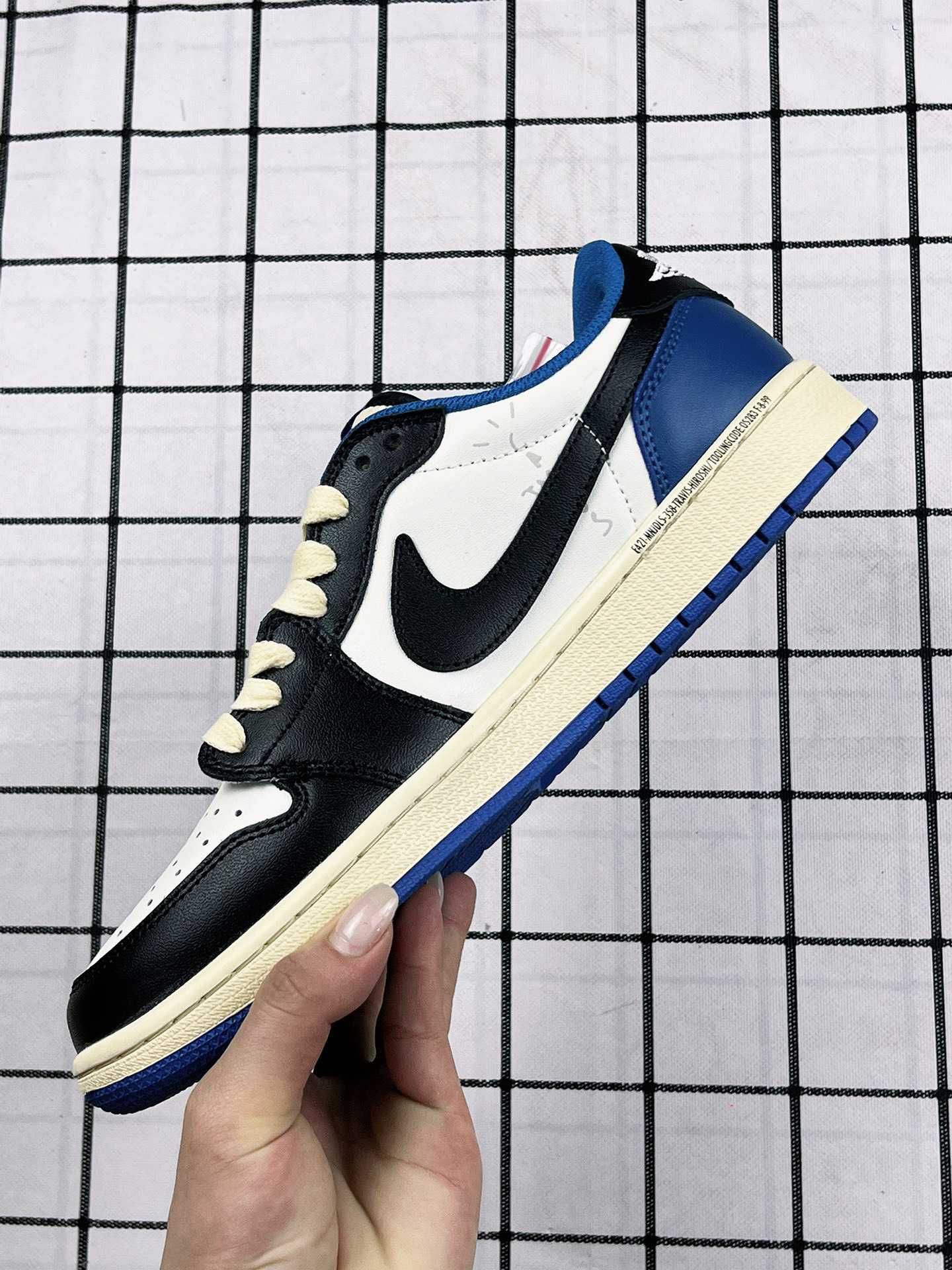 Buty Jordan1RetroLowOGSPFragment x Travis Scott sportowe rozmiar.41