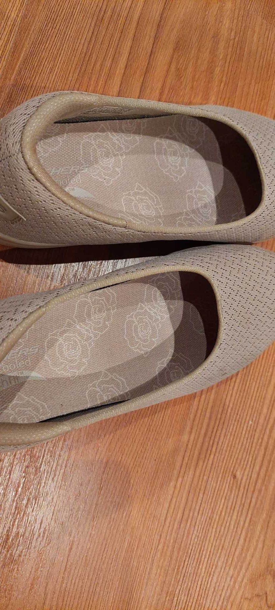 Sabrinas Skechers Creme