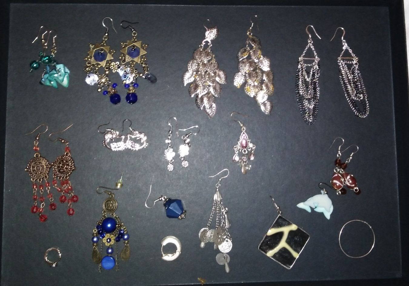 Lote bijuteria (brincos, anéis, pulseiras, fios, colares, pendentes) 1