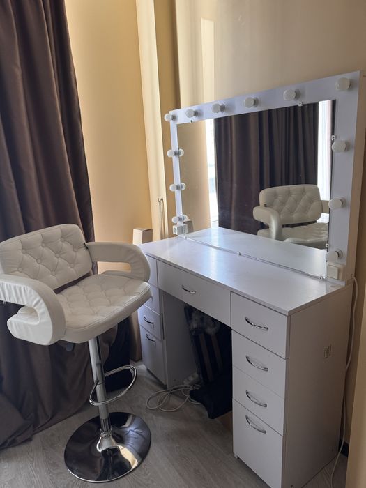 ТЕРМІНОВО! ПРОДАМ Візажний стіл, Трюмо Гримерний столик візажиста
