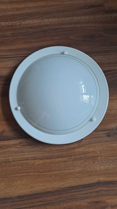 Biała lampa podsufitowa