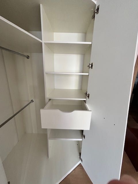меблі в дитячу кімнату (шафа, ліжко з матрацом, стіл, полиця)