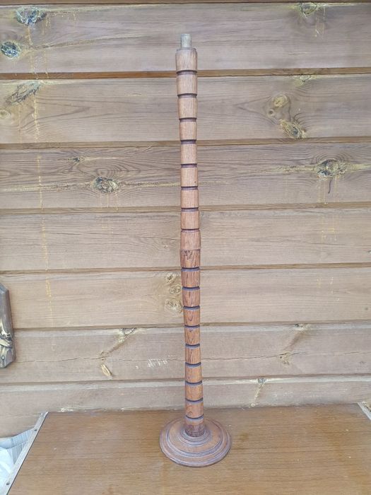 Stary drewniany stojak od lampy