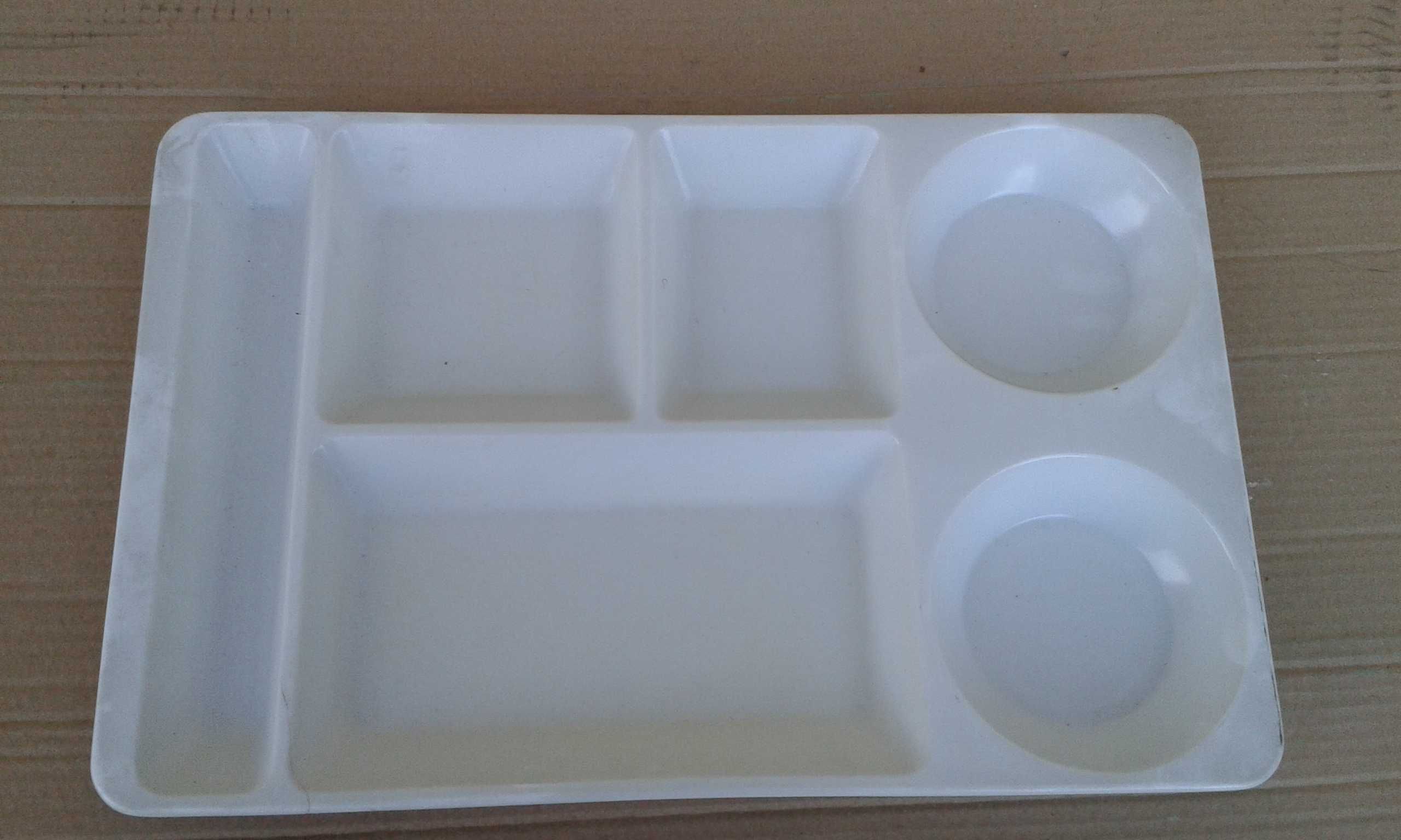 Tabuleiros em plástico branco