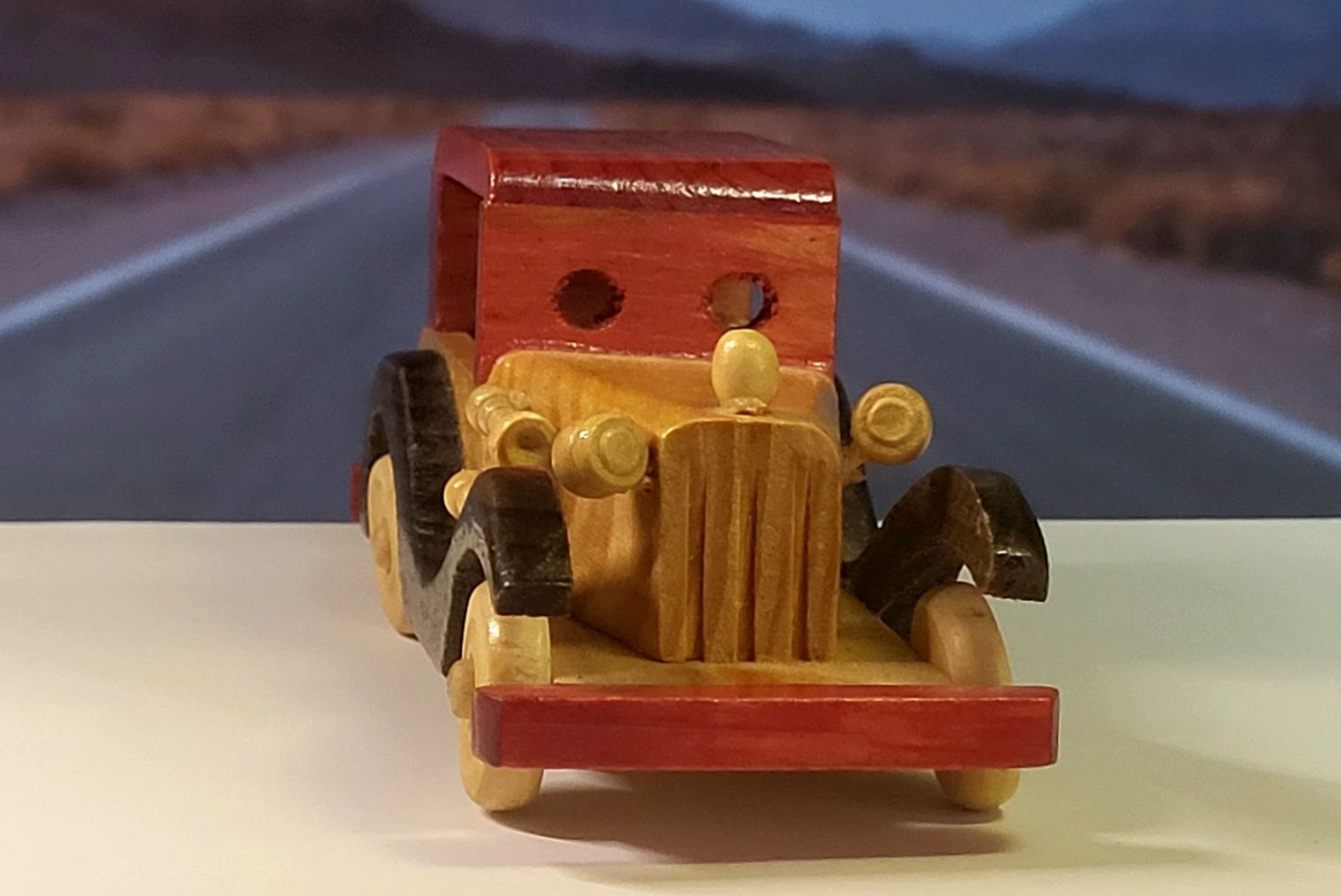 Дерев'яна модель автомобіля