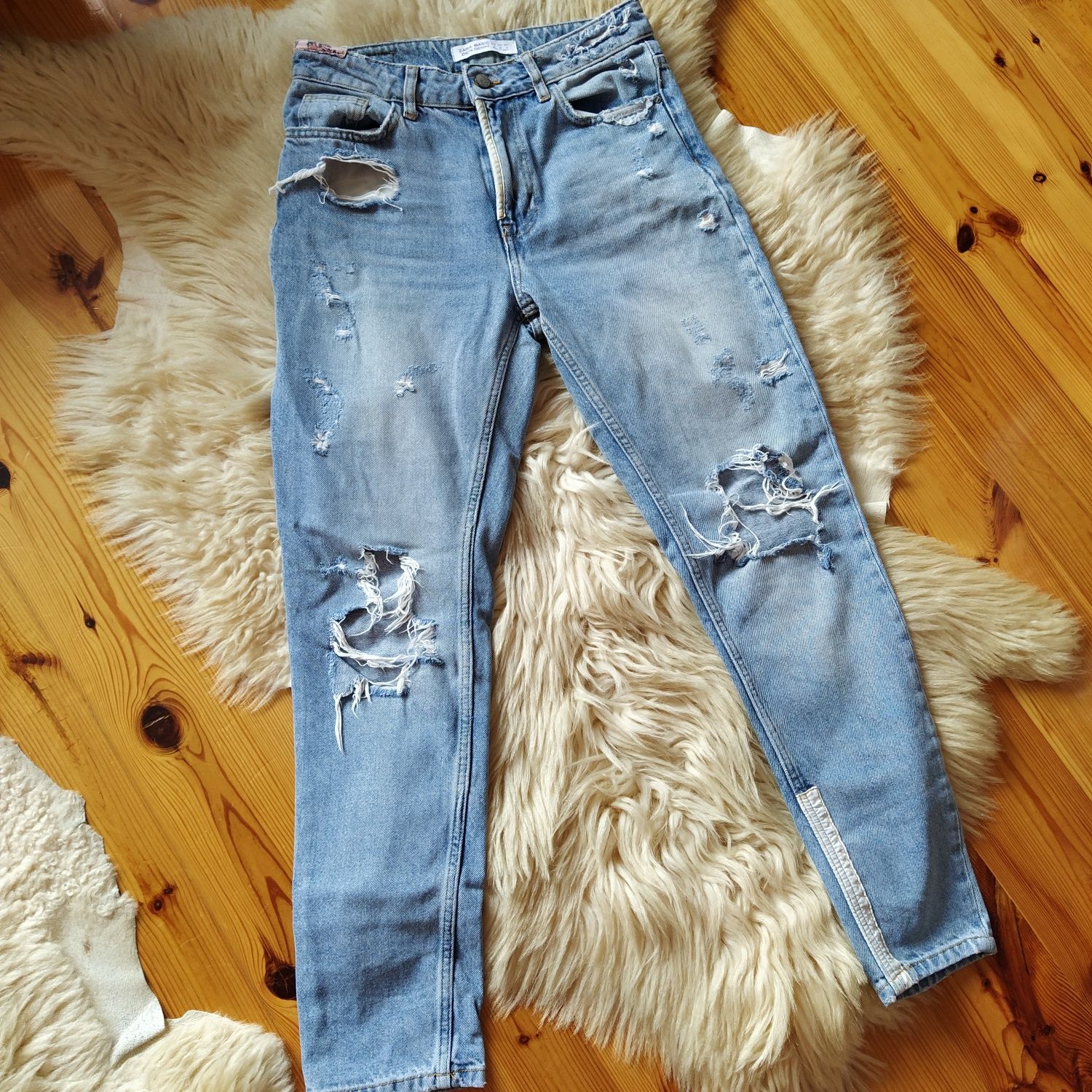 Spodnie jeansowe z przetarciami Zara