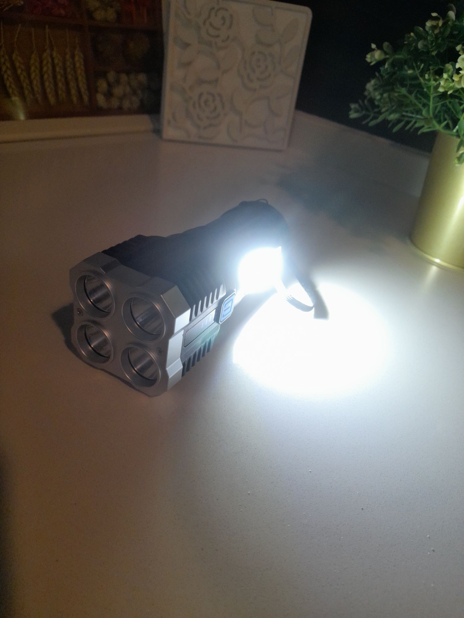 Lanterna led com duas iluminações