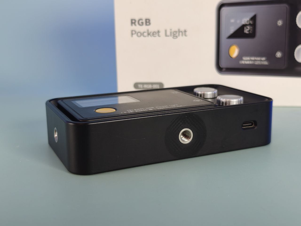 Видеосвет RGB CRI 97+ 2500-8500К 12Вт Telesin TE-RGB-001