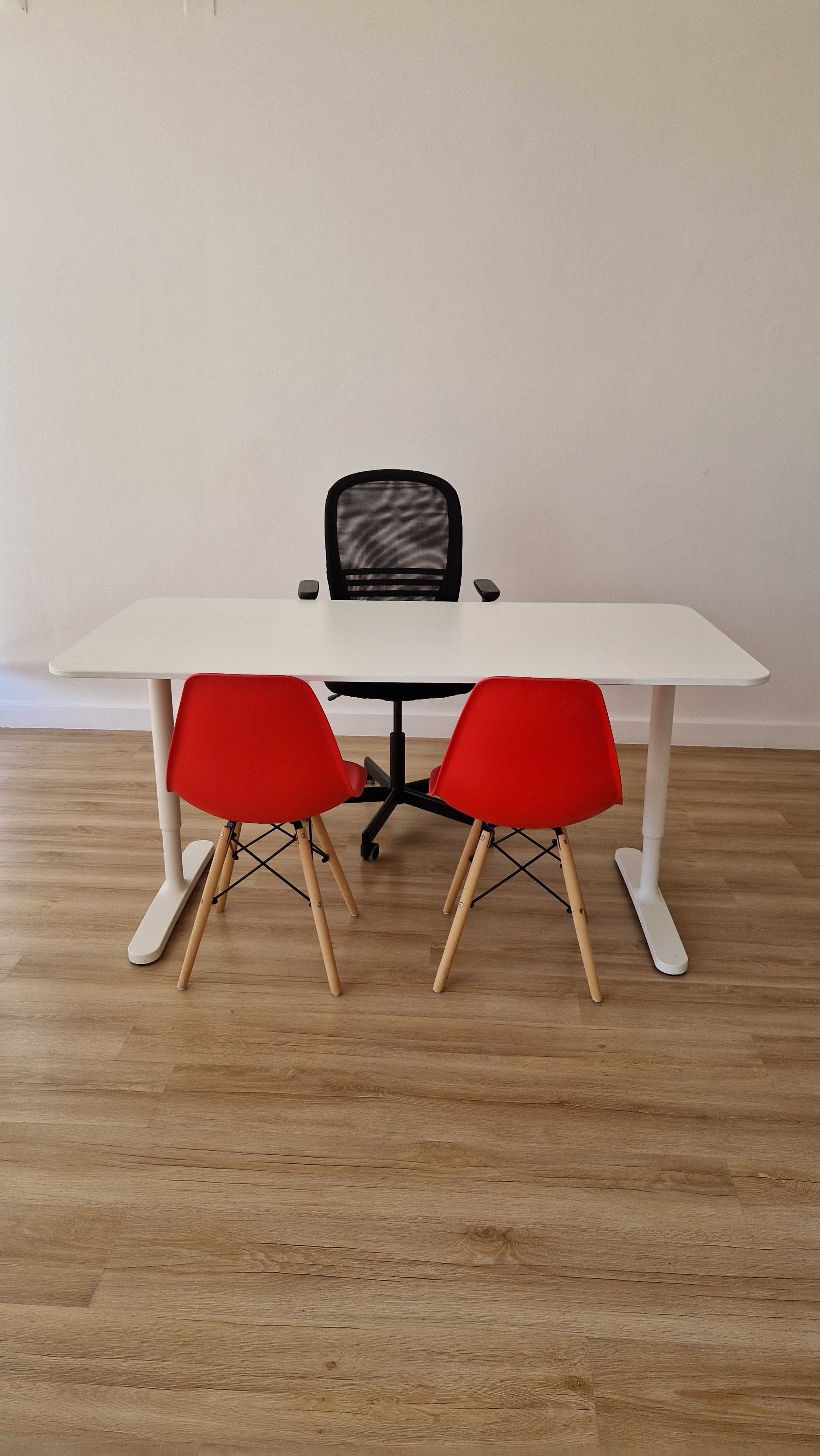 Cadeiras Vermelhas em Plástico Rígido – Sala ou Escritório