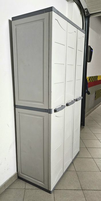 Armário em PVC alto exterior cinza 3 portas da Leroy Merlin