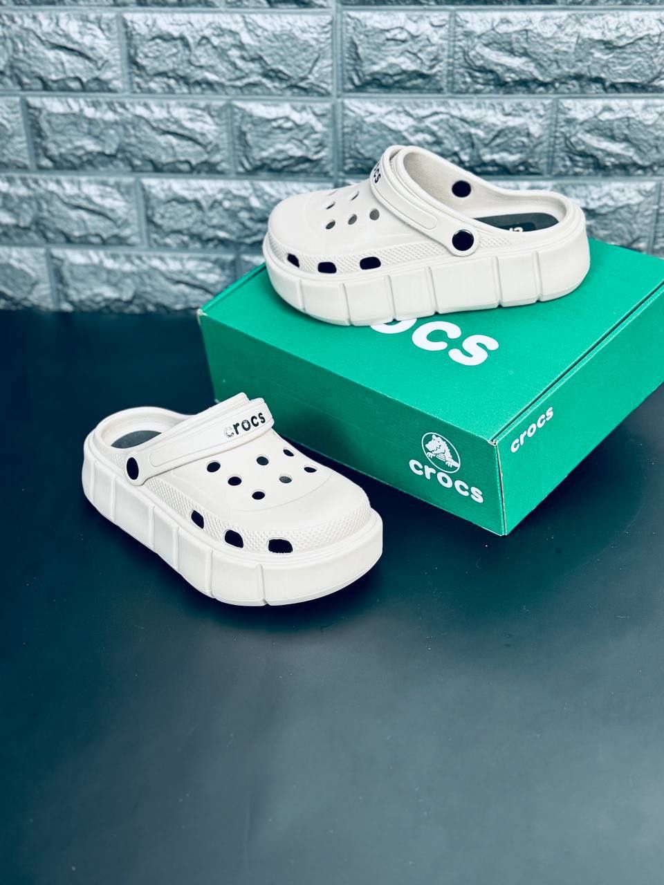 Женские кроксы белые уличные летние на высокой подошве Crocs