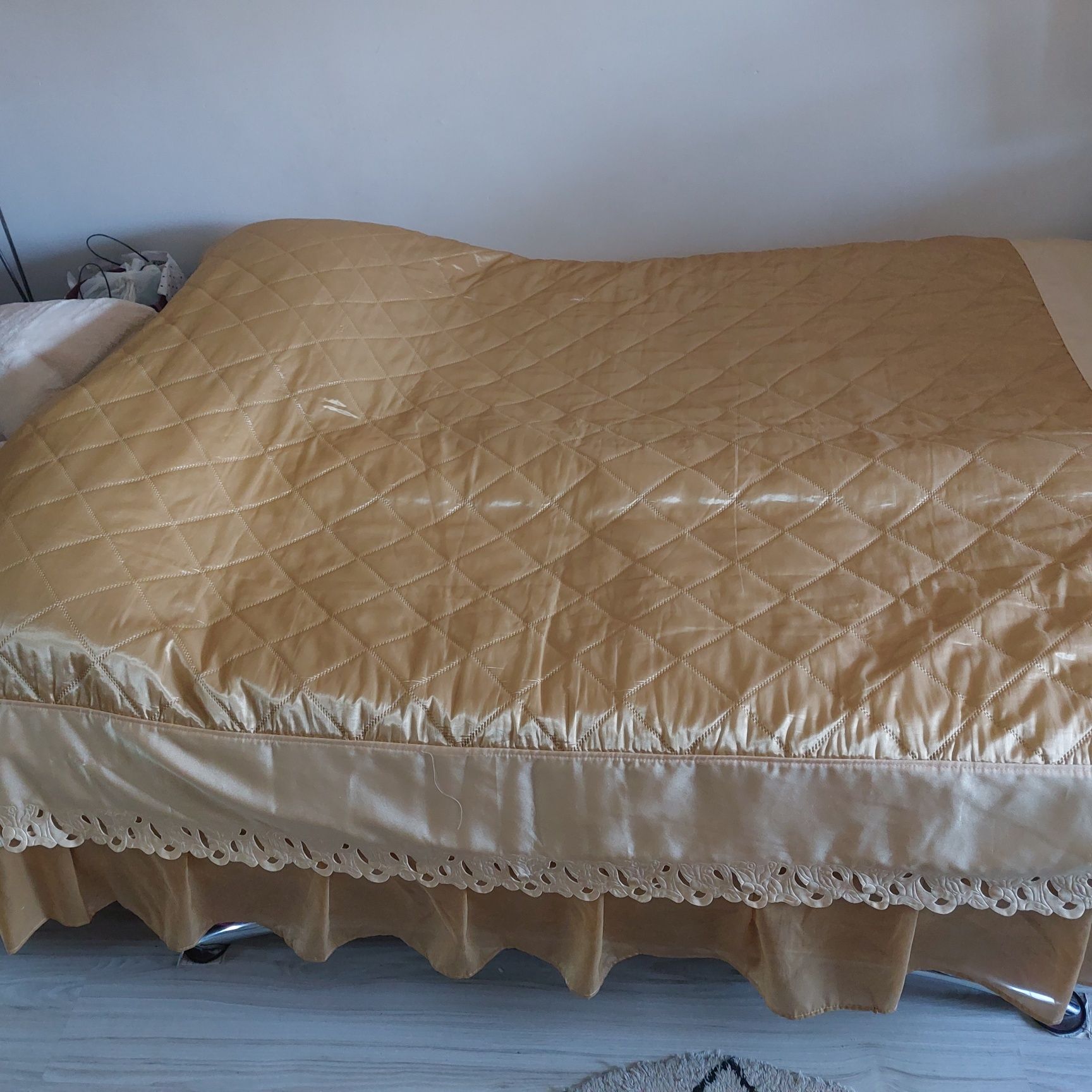 Elegancka złota narzuta na łóżko