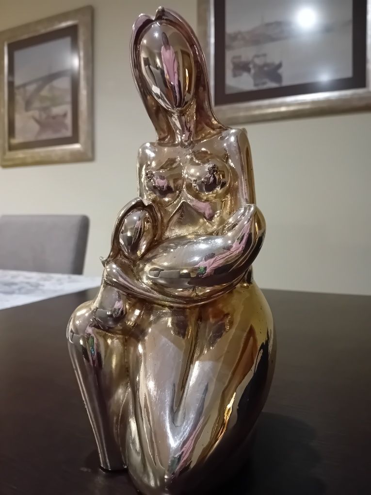 Estátua mulher maternidade