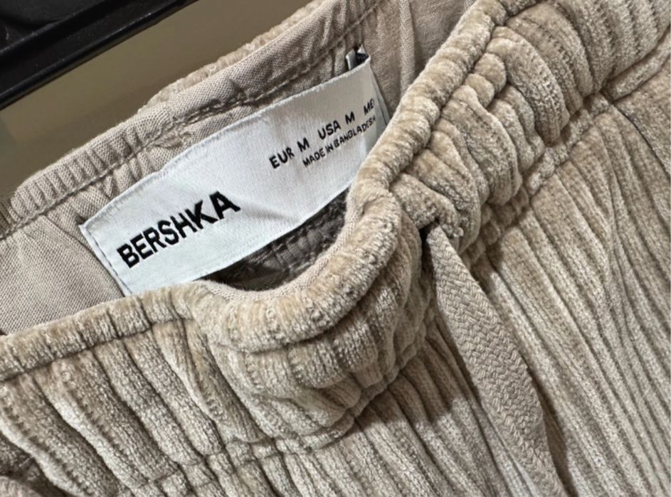Spodnie Rozmiar M Bershka.