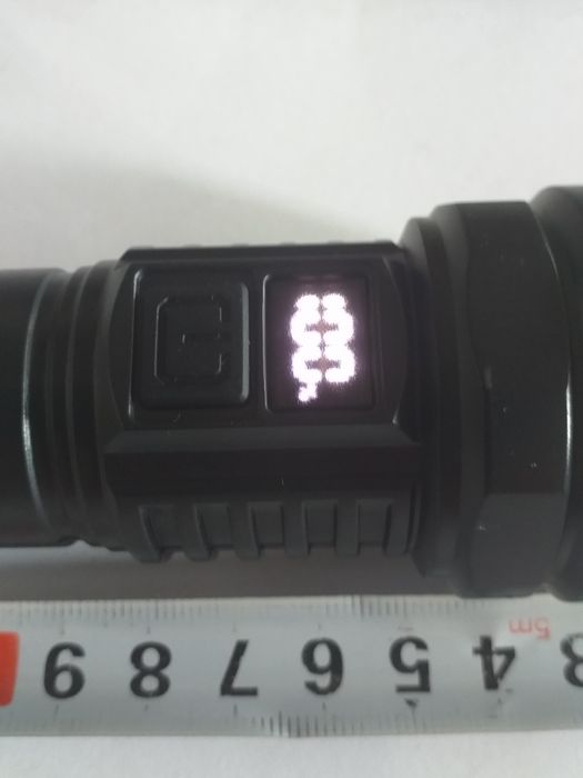 Latarka akumulatorowa z cyfrowym wskaźnikiem poziomu naładowania.