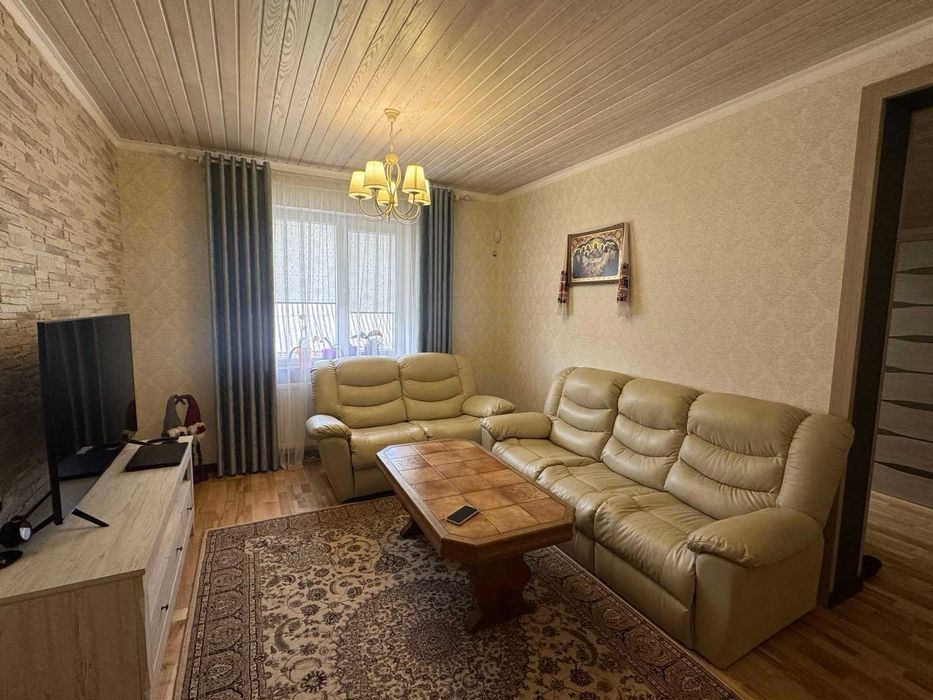 Будинок з гаражем