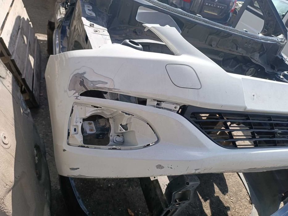 Передний бампер на PEUGEOT 301