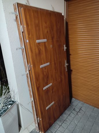 Drzwi zewnętrzne kompletne z futryną 90cm prawe