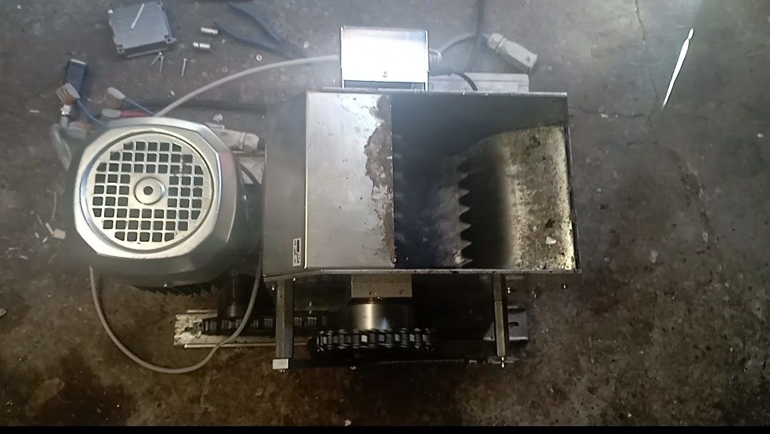 Mechanizm zgniatarki Revendo 9010 z motoreduktorem