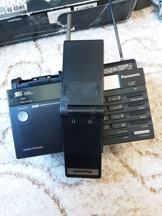 Два радиотелефона Motorola ДЕКТ D1112 и Panasonic KX-T4000