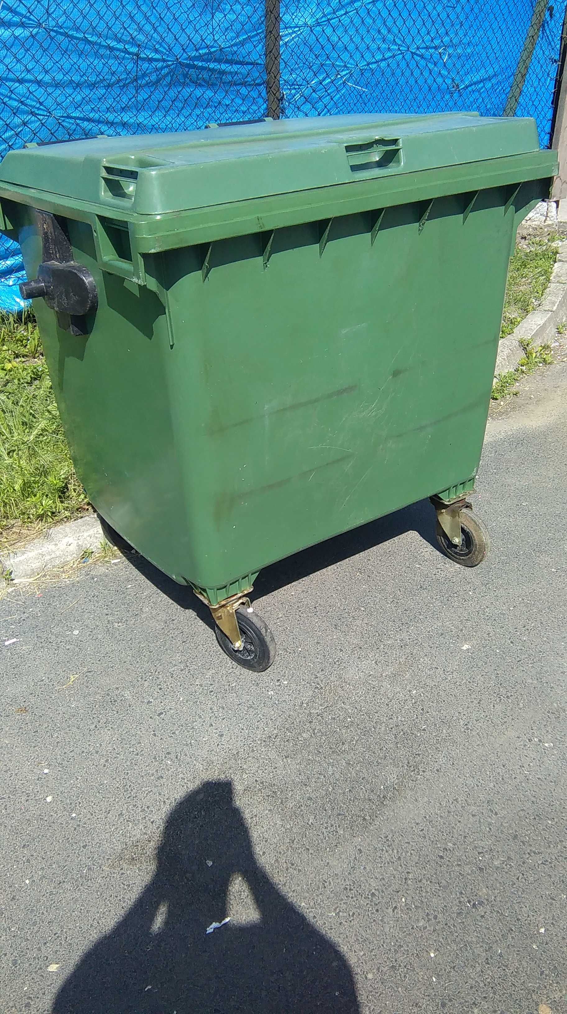 Uszkodzone pojemniki na odpady 1100l niemieckie kosze na śmieci