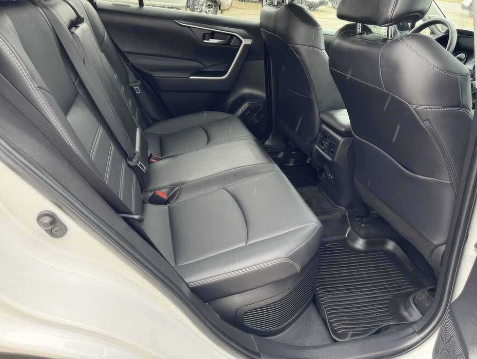 Toyota RAV4 Hybrid XLE Premium      2022