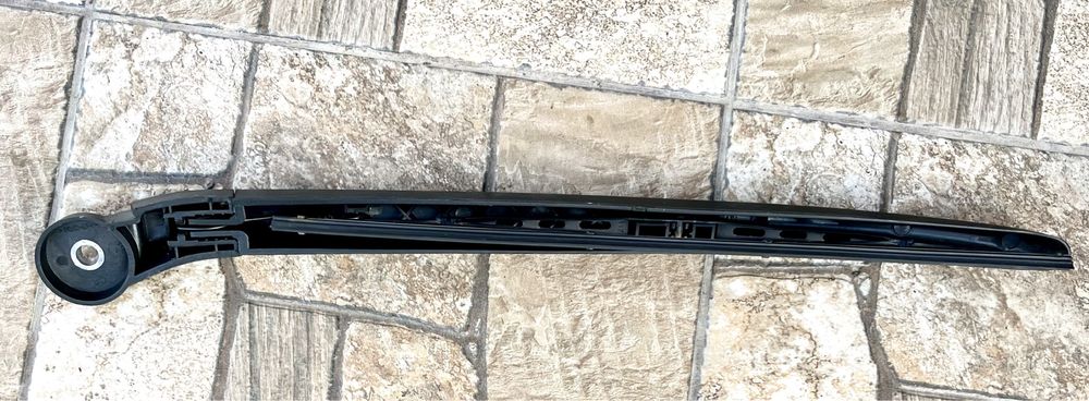 Porsche Cayenne. корпус и щетка стеклоочестителя багажника.