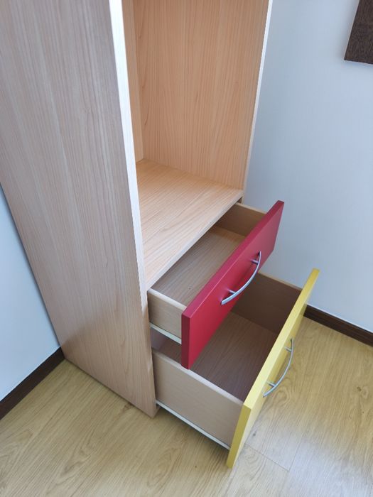 Estante em madeira clara com gavetas