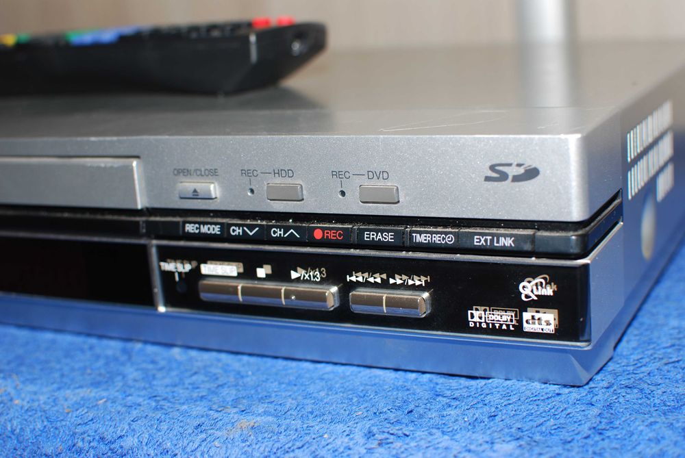 Nagrywarka DVD z Dyskiem twardym Panasonic DMR-E100HEG  z pilotem