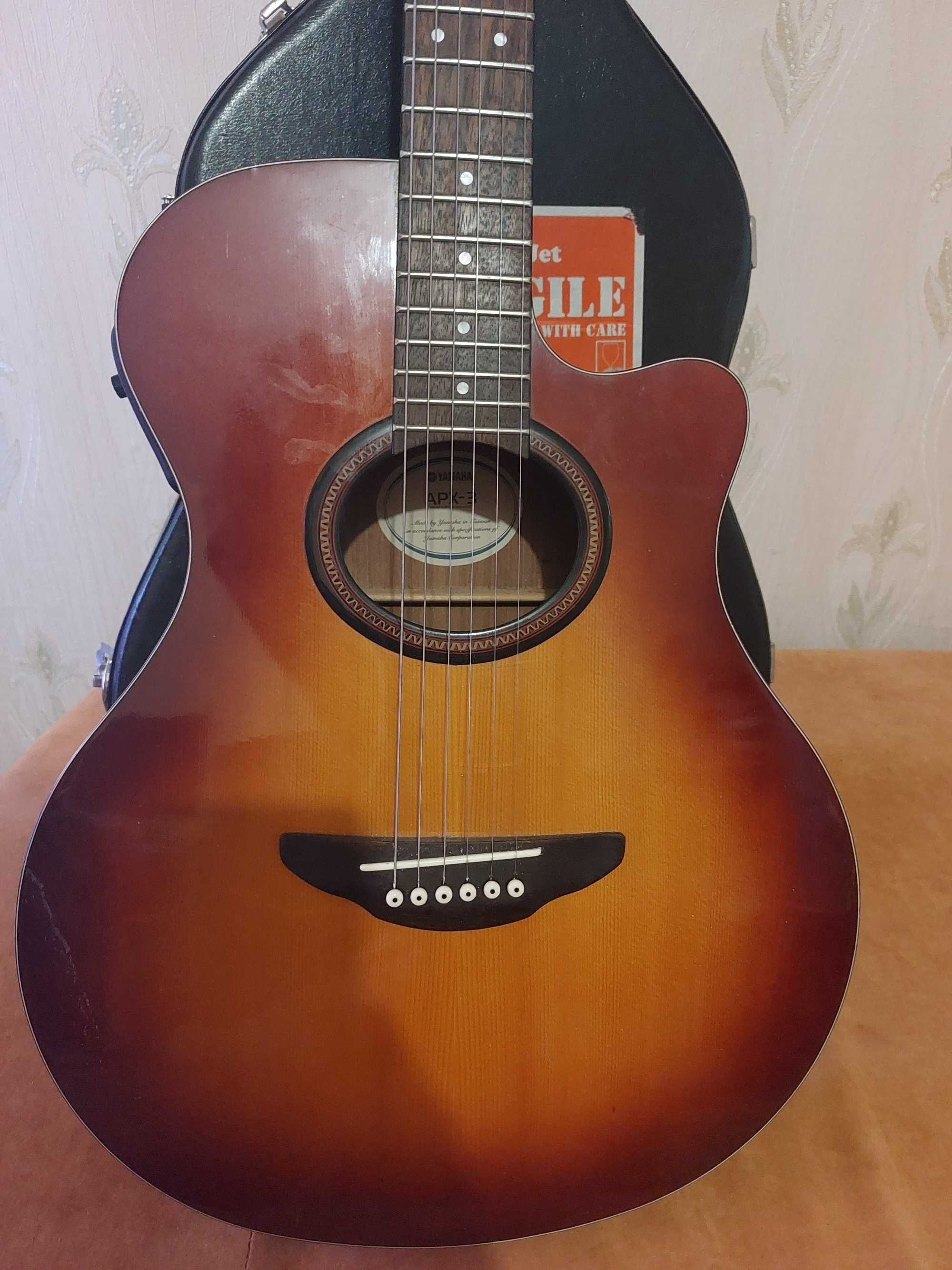 Продаю електроакустическую гитару Yamaha APX-3*с ж/стким кофром)