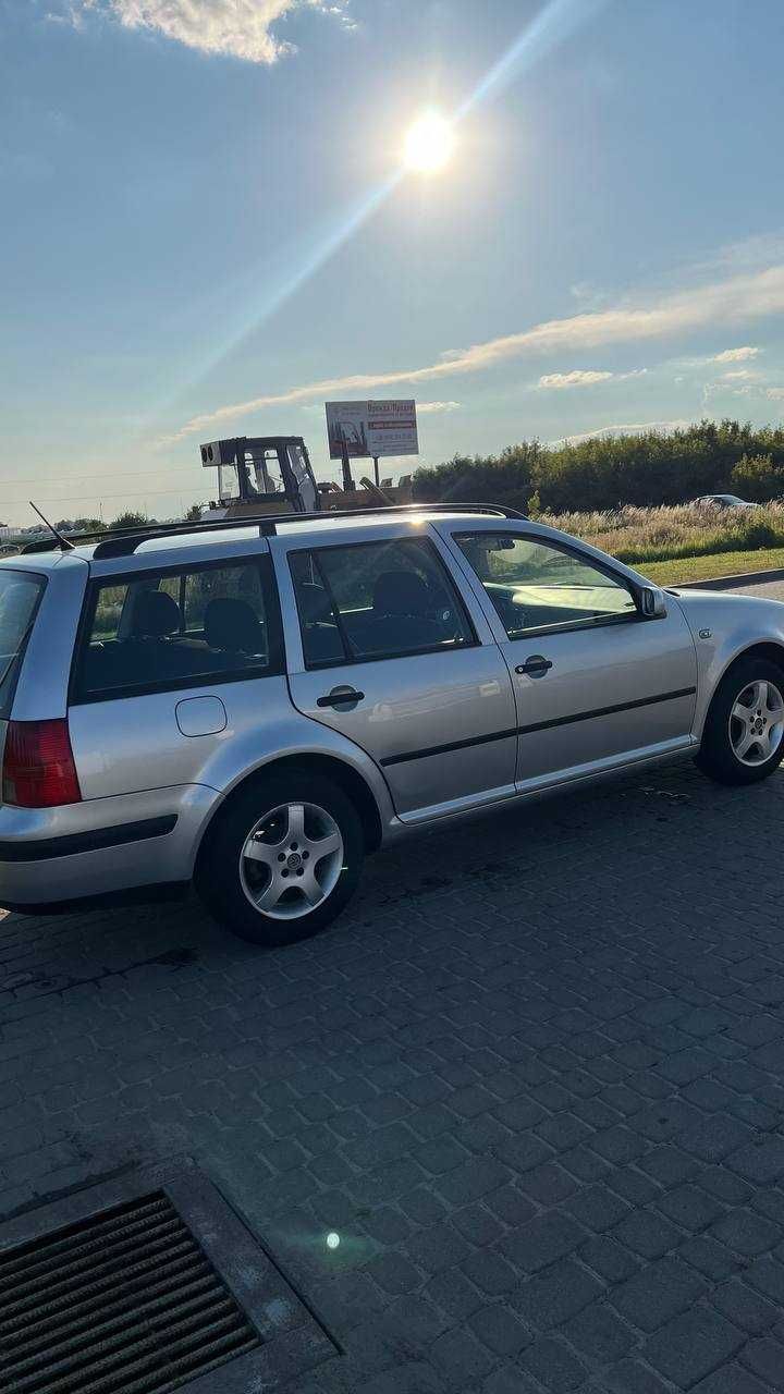 Автомобіль Volkswagen Golf Var. 1,6 Basic 77kw
