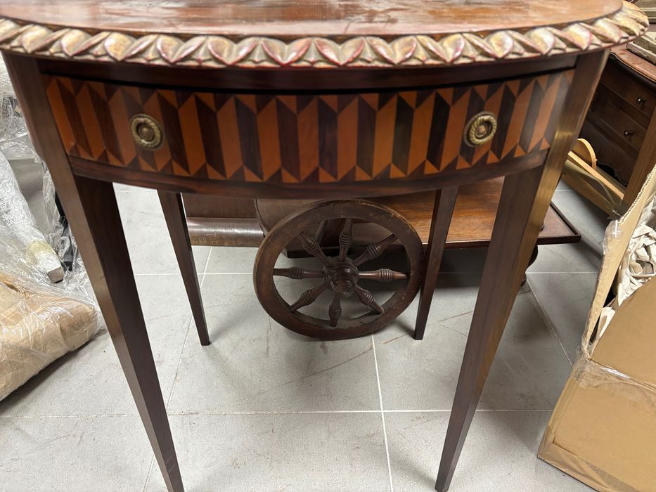 Mesa Meia-Lua de Apoio em Pau-Santo